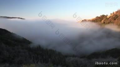 雾在加利福尼亚的大滨海的山上滚动的时间流逝